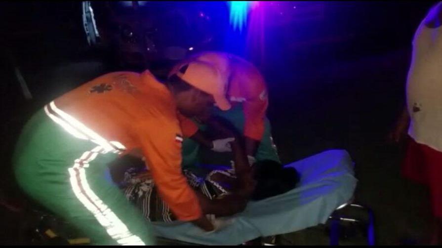Mujer alumbra en ambulancia ubicada en peaje de autopista 6 de Noviembre 