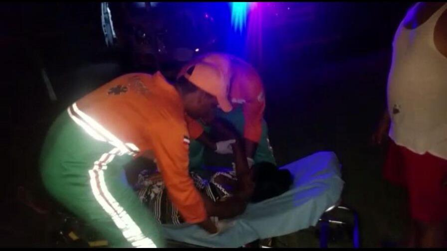 Mujer alumbra en ambulancia ubicada en peaje de autopista 6 de Noviembre 