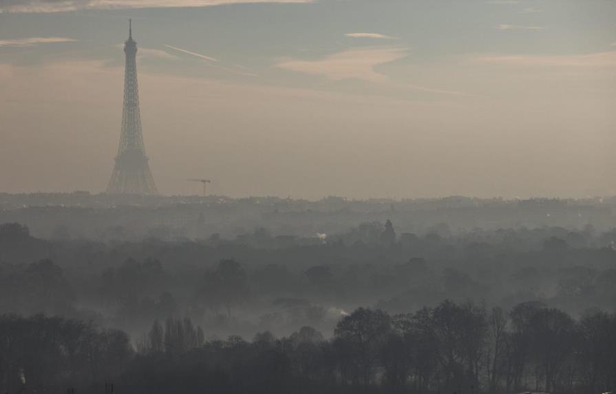 París extiende a un cuarto día la restricción del tráfico por polución 