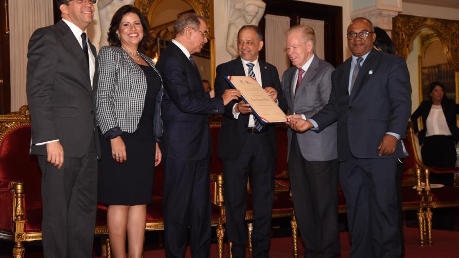 Presidente entrega Premio Nacional de Periodismo al comunicador Huchi Lora