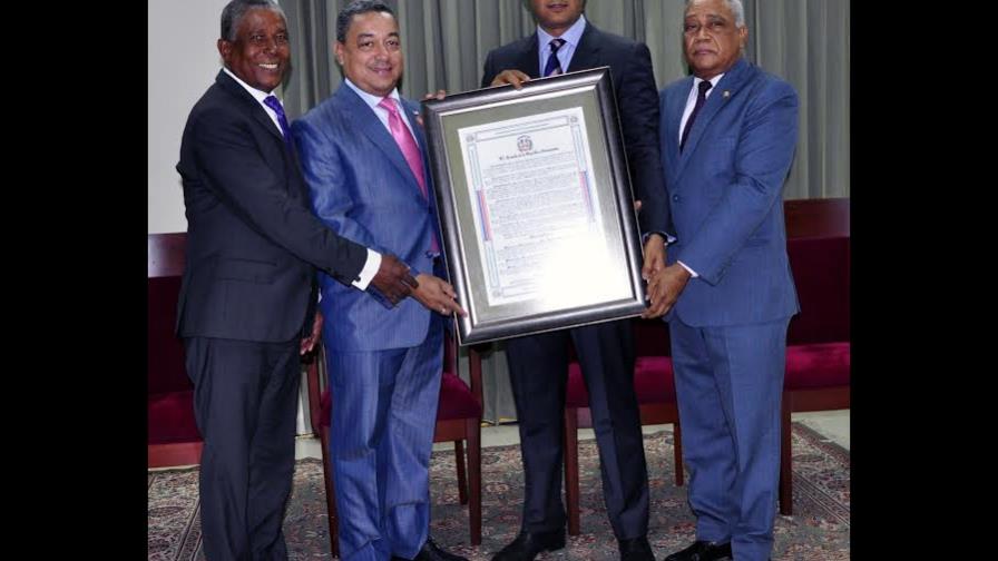 El Senado reconoce a Alejandro Herrera director general del IDAC