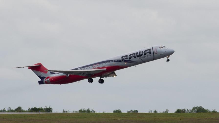 Avión de aerolínea dominicana que despegaba en Puerto Rico regresa por explosión en motor Avión de aerolínea dominicana que despegaba en Puerto Rico regresa por explosión en motor