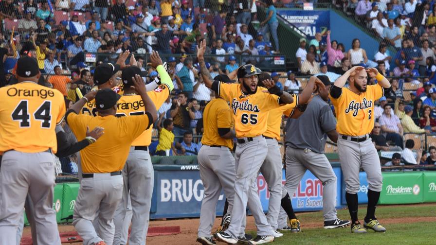 Aguilas Cibaeñas logran triunfo 21 al derrotar 3x2 a los Tigres de Licey Aguilas Cibaeñas logran triunfo 21 al derrotar 3x2 a los Tigres de Licey