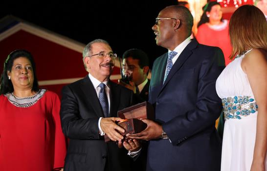 Presidente Medina encabeza inauguración del parque de luces en Santo Domingo Este