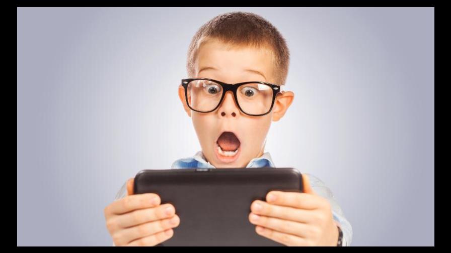 El niño ve pornografía en la tableta