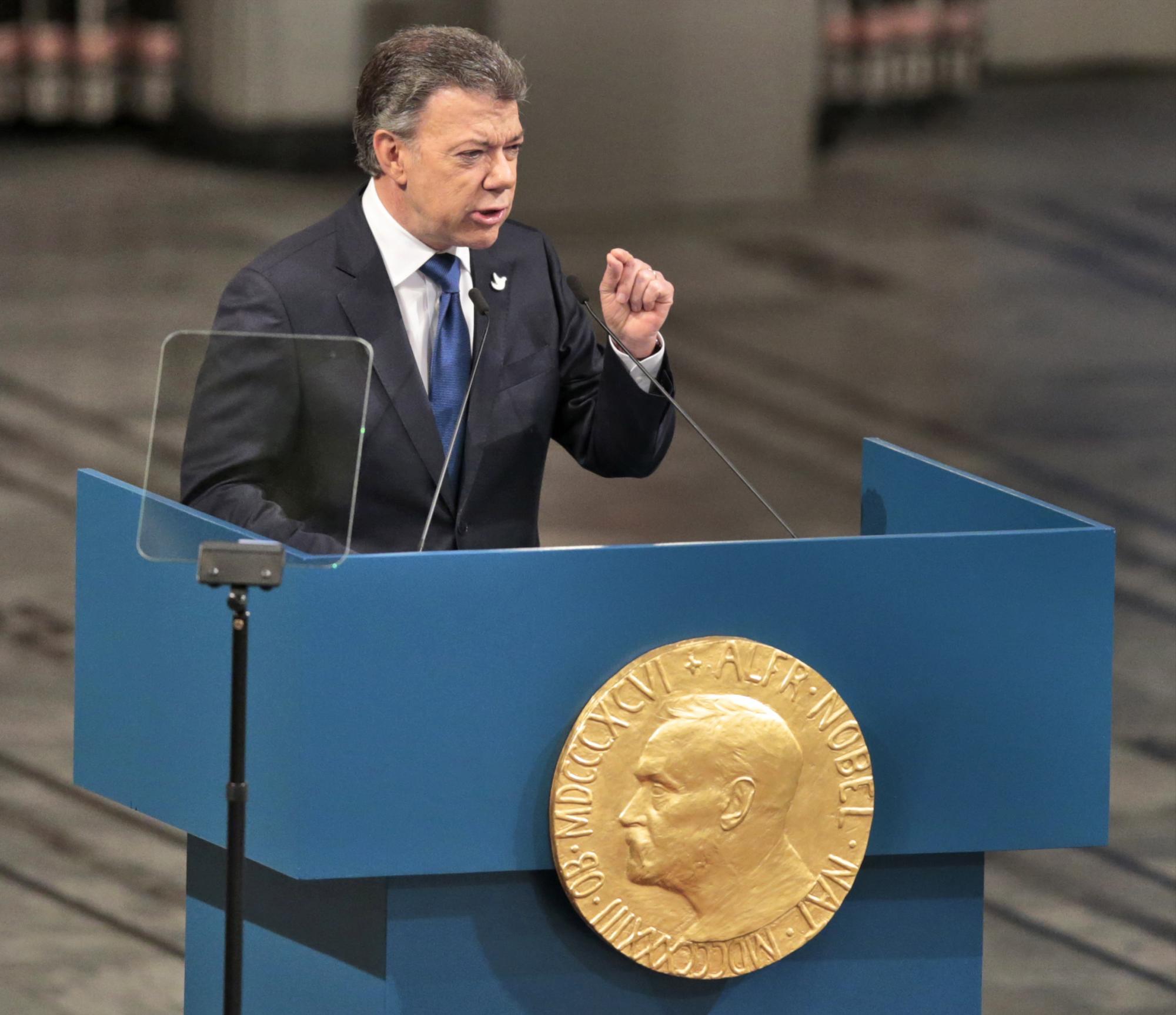 NOBEL DE LA PAZ: al presidente de Colombia, Juan Manuel Santos, por sus esfuerzos para poner fin a la guerra civil de su país tras cinco décadas de derramamiento de sangre.