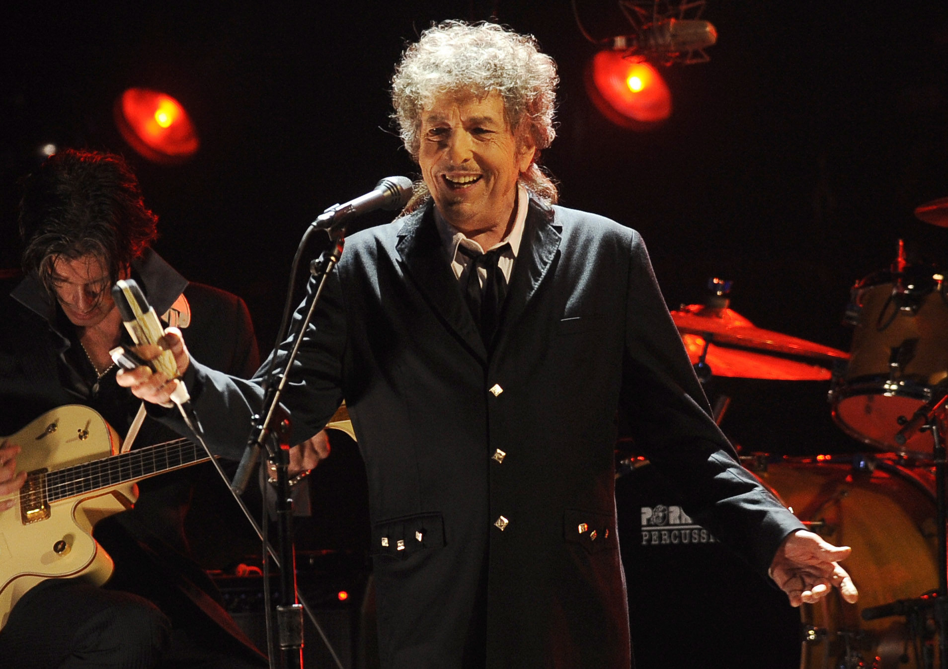 NOBEL DE LITERATURA: al cantante y compositor Bob Dylan por haber creado lo que la Academia Sueca describe como “nuevas expresiones poéticas dentro de la gran tradición de la canción estadounidense”.