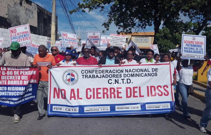 Marchan en defensa del IDSS, aumento salarial y seguridad social incluyente