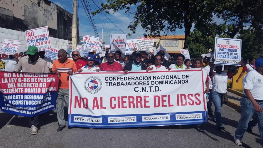 Marchan en defensa del IDSS, aumento salarial y seguridad social incluyente