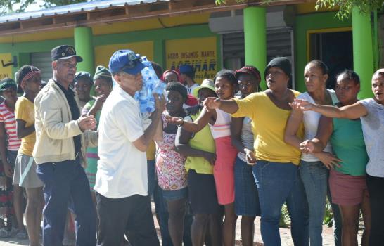 Cientos desafían el sol para conseguir cajas con alimentos repartidas por Leonel y PLD