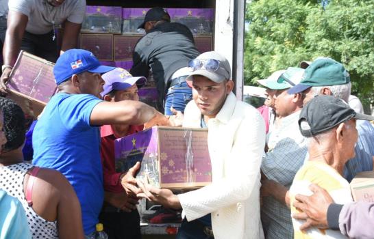 Cientos desafían el sol para conseguir cajas con alimentos repartidas por Leonel y PLD