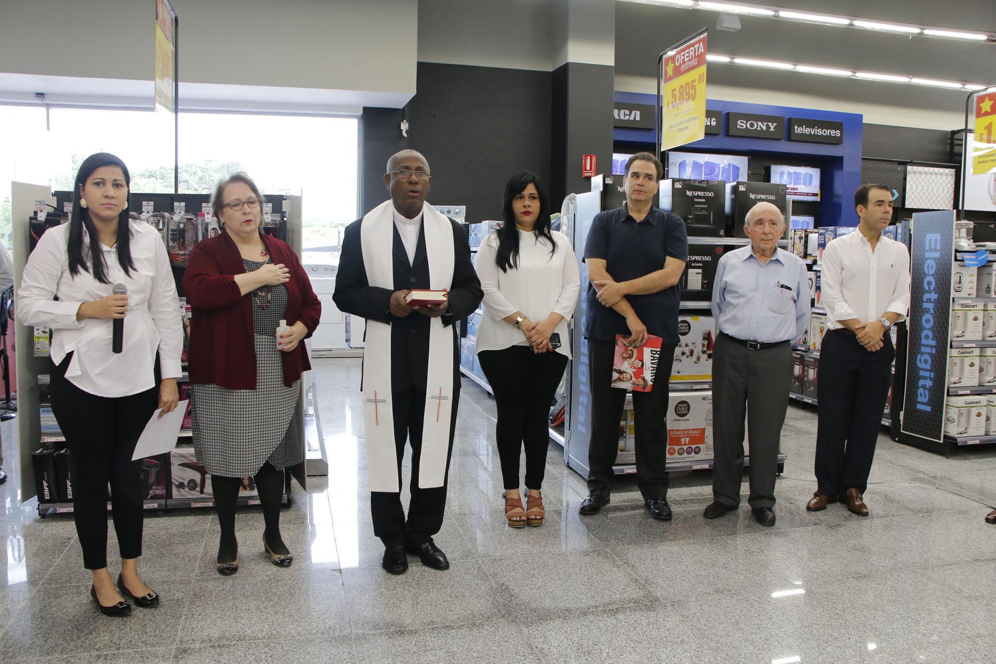 Cony Taveras,  Vicky Malla, padre Jorge Reyes, de la parroquia Jesús Maestro; Madelyn Martínez, José Miguel González Cuadra,José Manuel González Corripio y José Manuel González Cuadra.