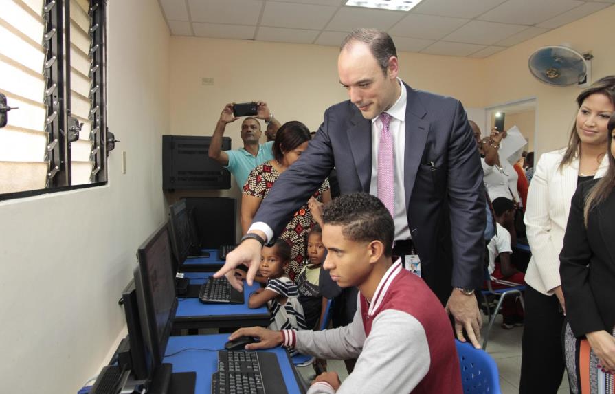 Presidente de Indotel anuncia entrega de un millón de computadoras