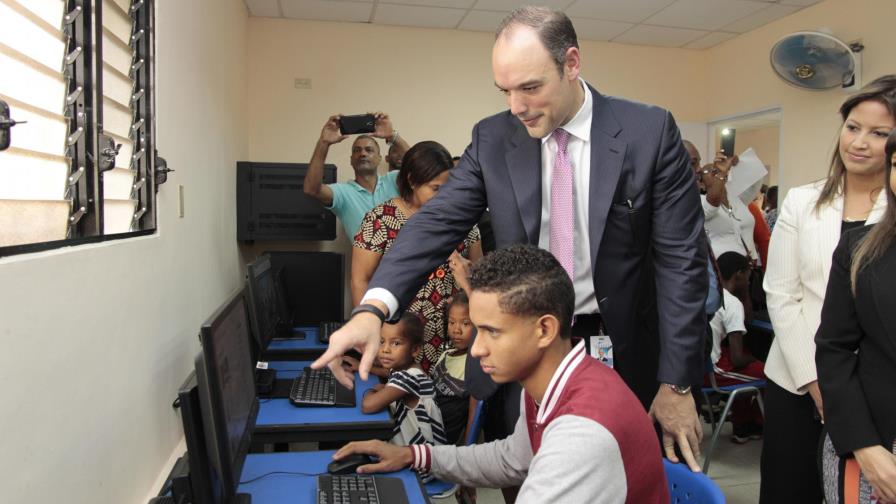 Presidente de Indotel anuncia entrega de un millón de computadoras