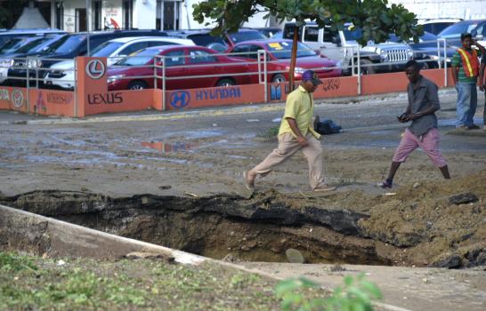 Se hunde tramo de avenida Antonio Guzmán en Santiago