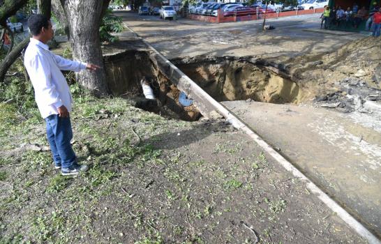 Se hunde tramo de avenida Antonio Guzmán en Santiago