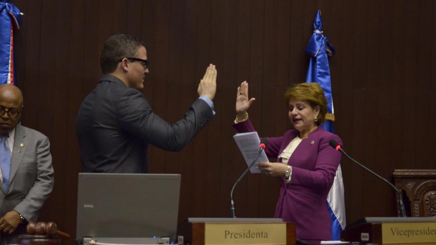 Presidenta de la Cámara de Diputados juramenta nuevo representante de El Seibo