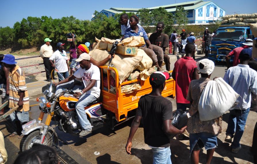 Haitianos cierran puertas de Aduanas e impiden el mercado de los viernes