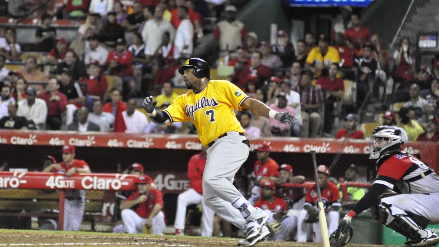 Además de batear, Héctor Luna ha sido su propio agente en Japón