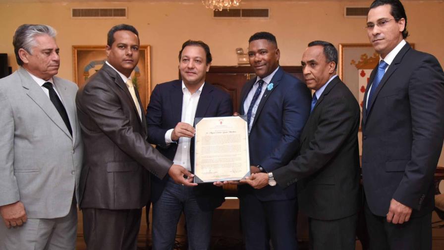 Miguel Tejada, el Pelotero de la Patria, declarado “Hijo Adoptivo” de Santiago Miguel Tejada, el Pelotero de la Patria, declarado “Hijo Adoptivo” de Santiago