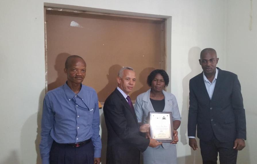 Alcalde de Anse a Pitres entrega placa al cónsul dominicano Máximo Féliz 