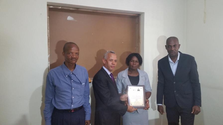 Alcalde de Anse a Pitres entrega placa al cónsul dominicano Máximo Féliz 