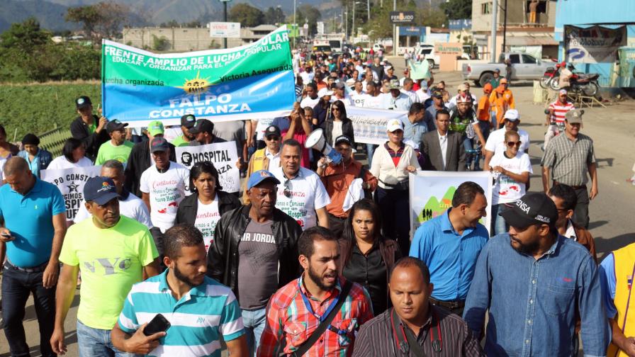 Constanza marcha en reclamo de que las autoridades construyan un hospital 