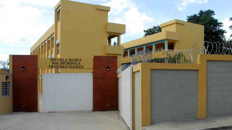 Presidente Medina entrega escuela en la comunidad de San Miguel, Manoguayabo