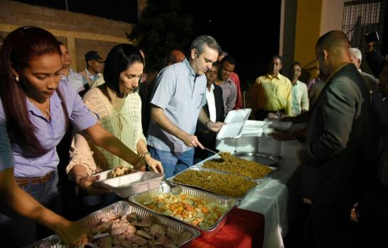 Luis Abinader comparte cena navideña con familias humildes de Santiago