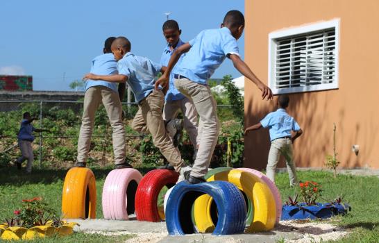 Inauguran parque infantil B-Happy diseñado con llantas recicladas