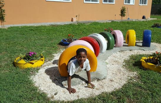 Inauguran parque infantil B-Happy diseñado con llantas recicladas