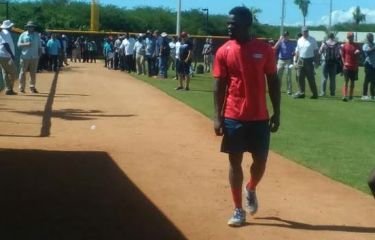 Prospecto del béisbol cubano impresiona a scouts en República Dominicana