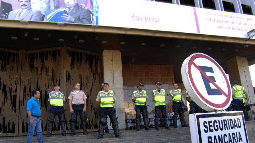 Venezuela vive segundo día de crisis por la falta de efectivo Venezuela vive segundo día de crisis por la falta de efectivo