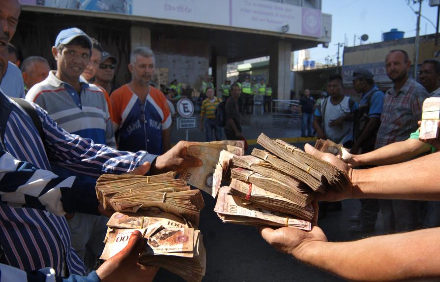 Maduro prorroga vigencia billete de 100 y cierre de frontera hasta 2 de enero 