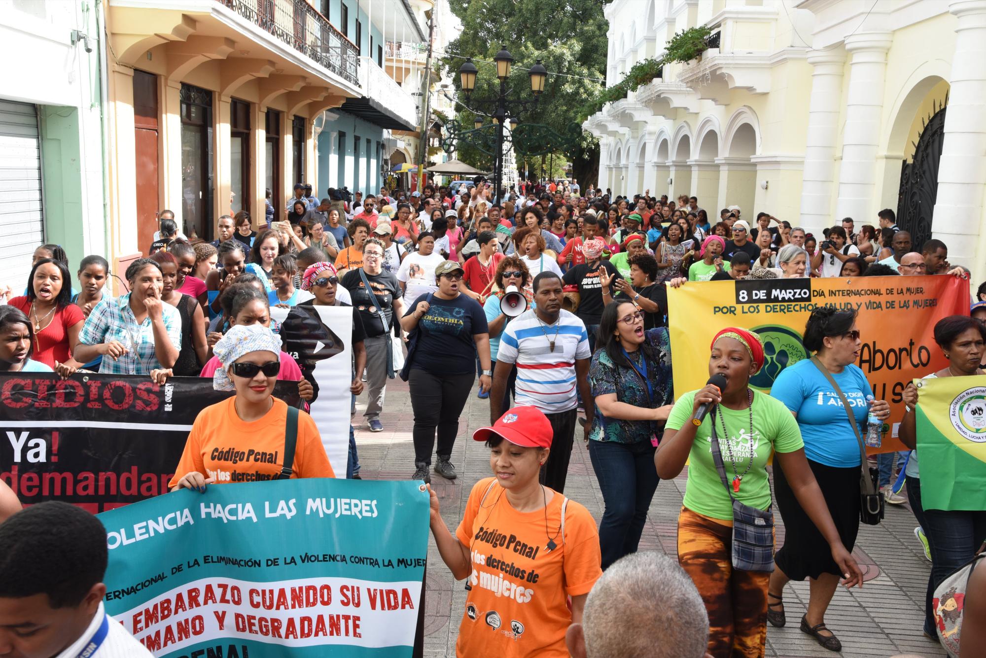 Mujeres y algunos hombres marcharon en la Zona Colonial contra la nueva ley del Código Penal que mantiene la penalización del aborto.