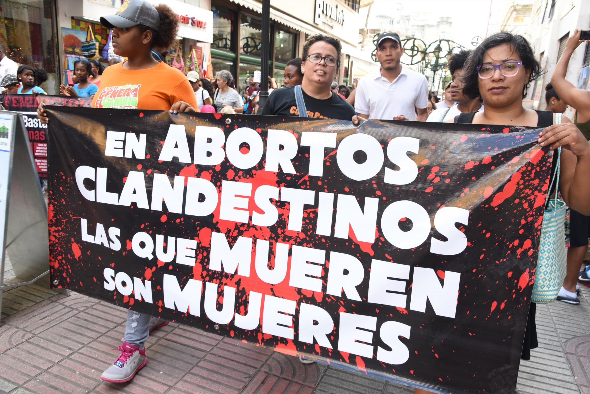 Durante la marcha en contra del nuevo Código Penal que penaliza el aborto, las participantes pronunciaron consignas a favor del derecho que tiene la mujer de decidir los hijos que quiera tener.