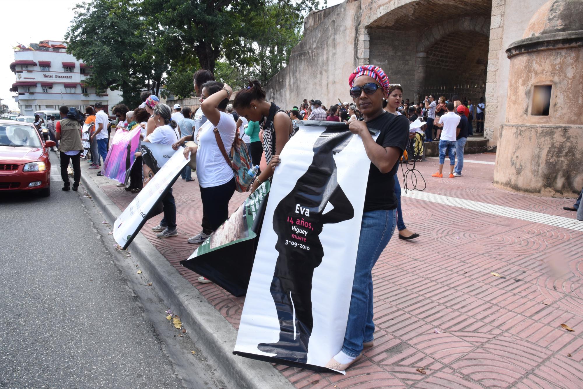 Durante la marcha en contra del nuevo Código Penal que penaliza el aborto, las participantes pronunciaron consignas a favor del derecho que tiene la mujer de decidir los hijos que quiera tener.