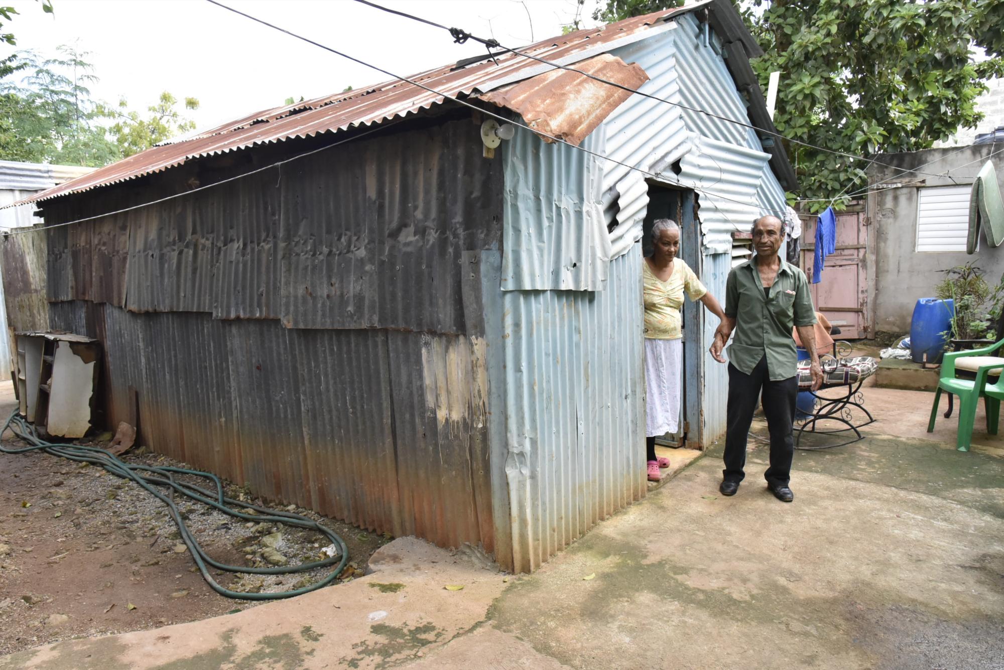 Margarita y Bienvenido salen de su vivienda.