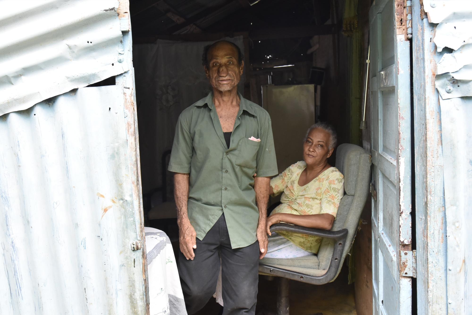 Bienvenido y Margarita en la sala de su vivienda.