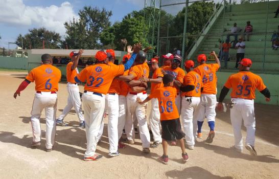 Distrito Nacional se corona en el nacional máster de sóftbol