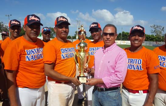 Distrito Nacional se corona en el nacional máster de sóftbol