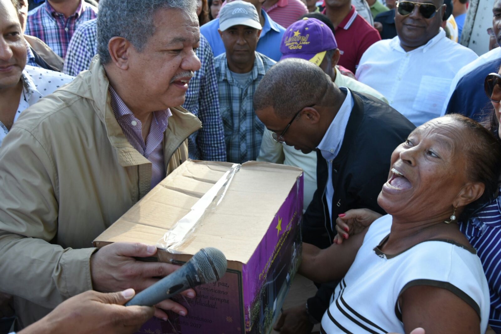 El expresidente de la República y presidente del Partido de la Liberación Dominicana, Leonel Fernández, durante la entrega de canas navideñas en Santiago, Hermanas Mirabal, Duarte y María Trinidad Sánchez este domingo.
