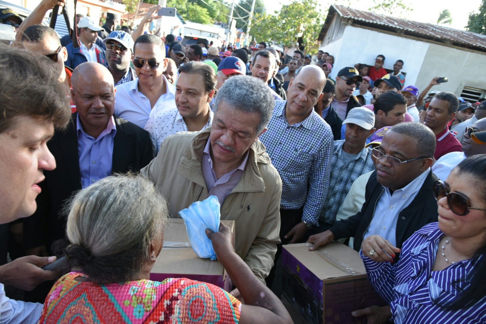 El expresidente de la República y presidente del Partido de la Liberación Dominicana, Leonel Fernández, durante la entrega de canas navideñas en Santiago, Hermanas Mirabal, Duarte y María Trinidad Sánchez este domingo.