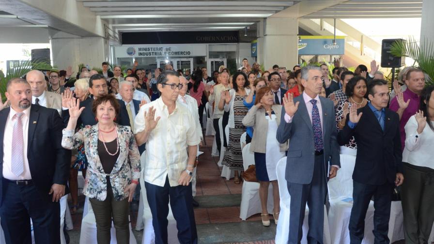 Se nacionalizan 42 estadounidenses este año; 664 regularizaron su estatus