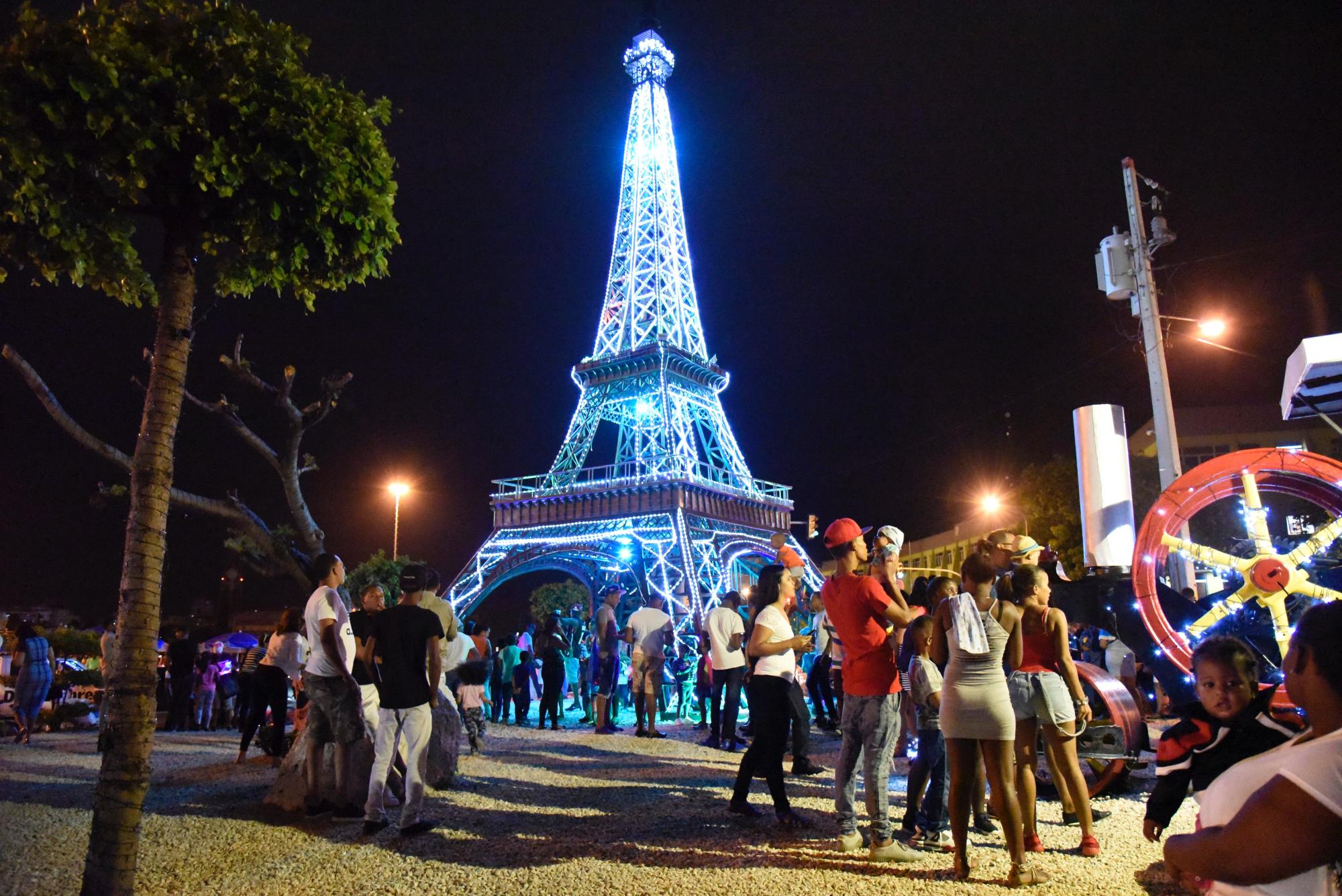 Familias completas visitan la réplica del monumento francés.