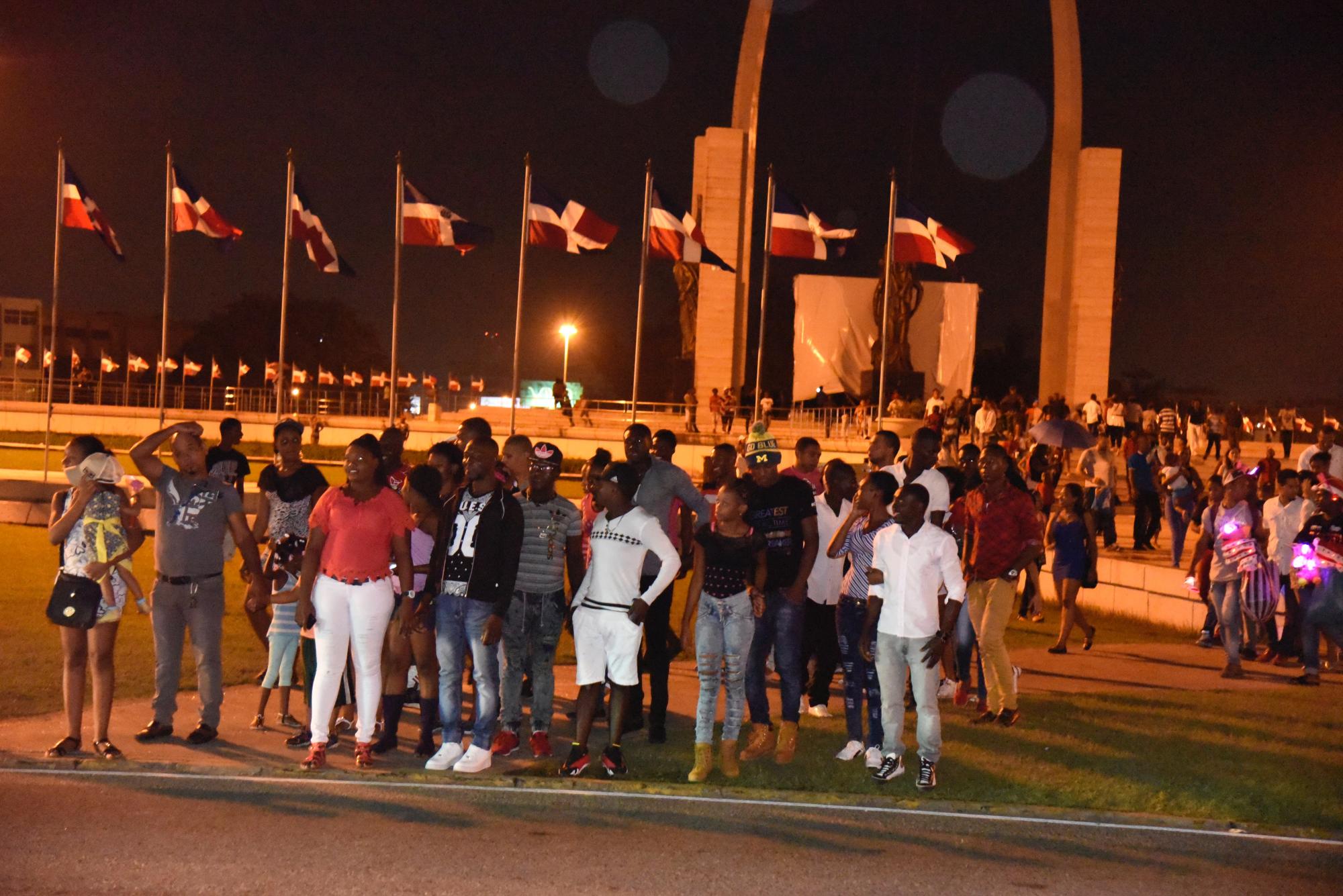 Decenas esperan para cruzar desde la Plaza de la Bandera hacia “La Torre Eiffel”.