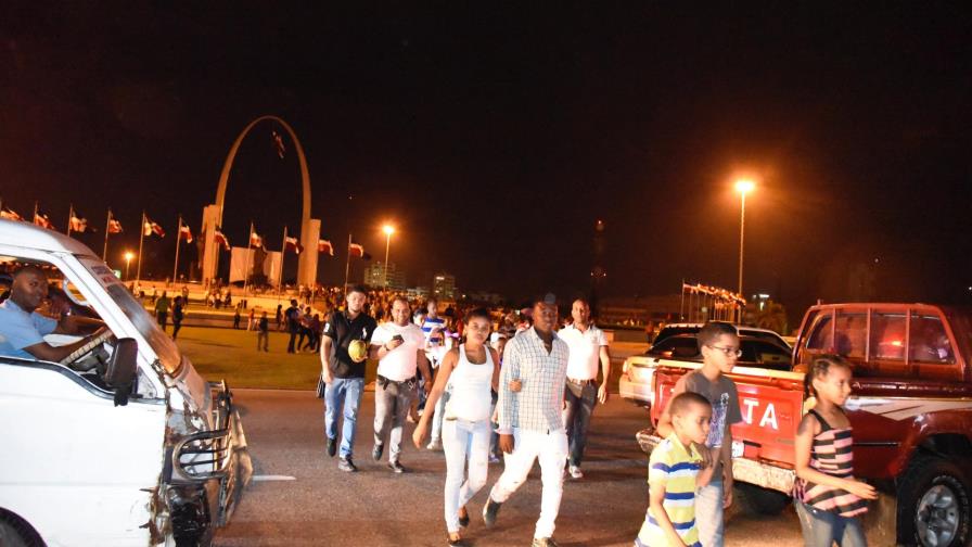 Torre Eiffel de Santo Domingo Oeste continúa concitando espectadores