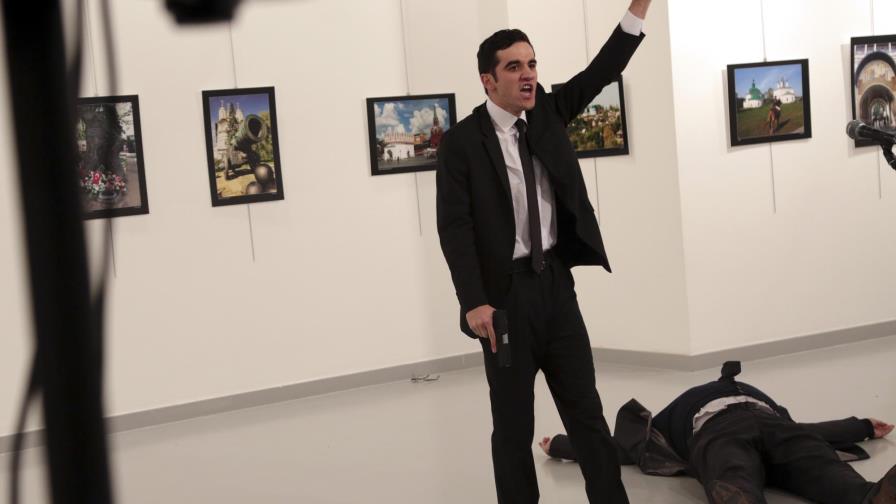 Disparan al embajador ruso en Turquía durante una visita a una exposición Disparan al embajador ruso en Turquía durante una visita a una exposición