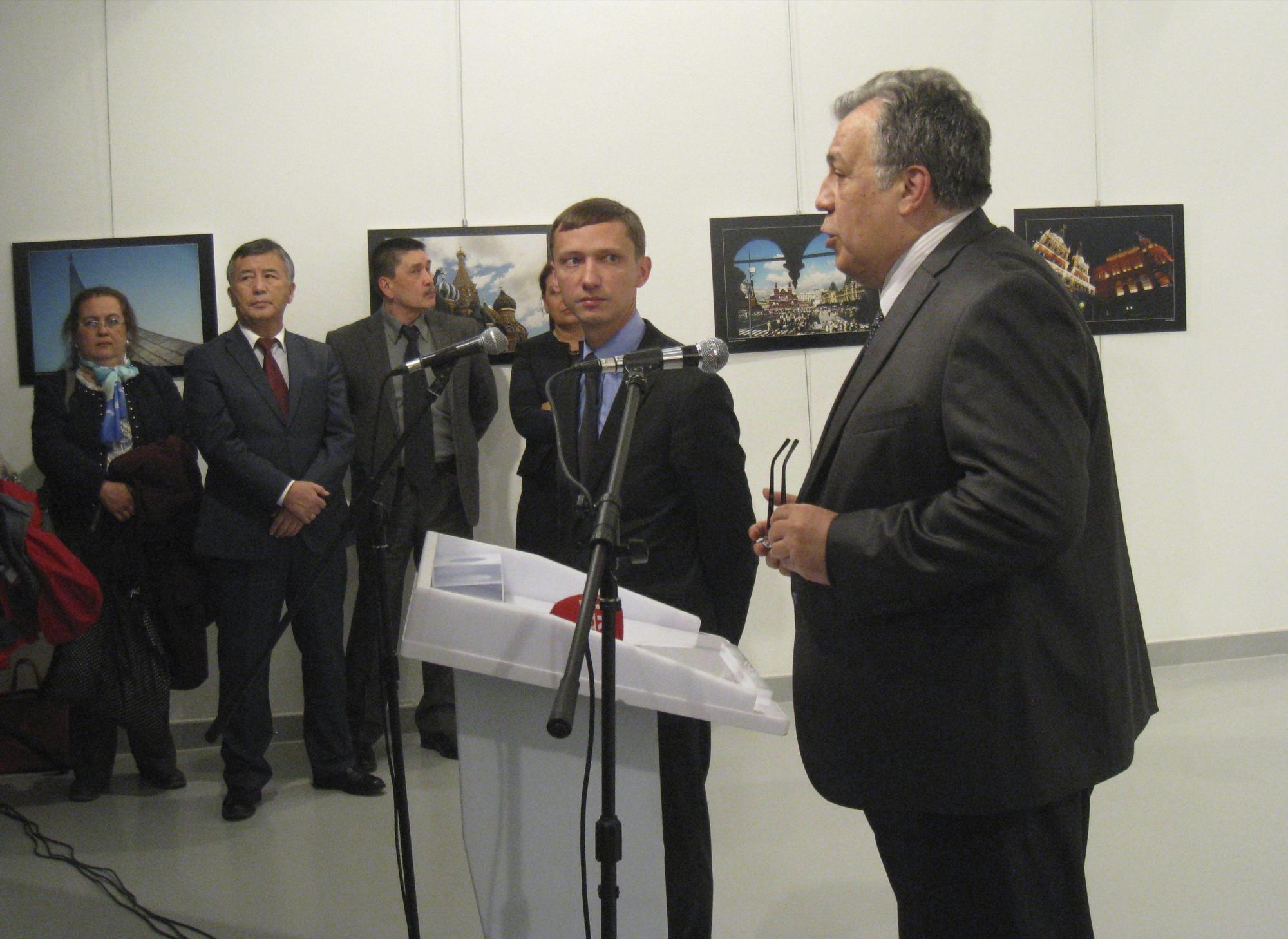 El embajador ruso en Turquía, Andréi Karlov (d) da un discurso antes de ser tiroteado cuando visitaba una exposición de fotografía en Ankara.