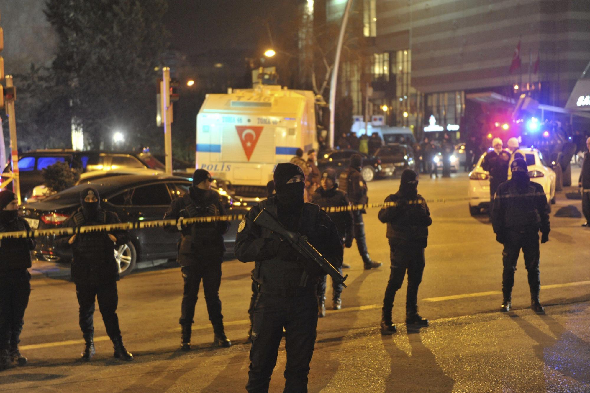 El embajador ruso en Turquía Andréi Karlov muere tras resultar herido de bala en un ataque en el centro de Ankara, según informó la Cancillería rusa.